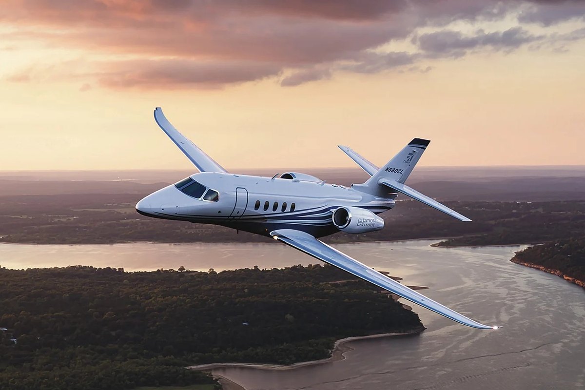 Cessna Citation Latitude mid jet in flight